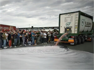 frenchwinemakersdestroypanishwine2 (French Winemakers Destroy Spanish Wine)